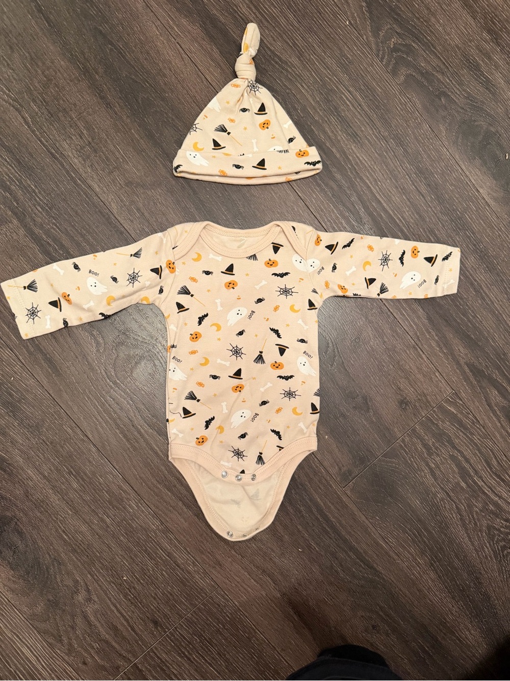 Chickpea baby bodysuit and hat set with Halloween-themed print